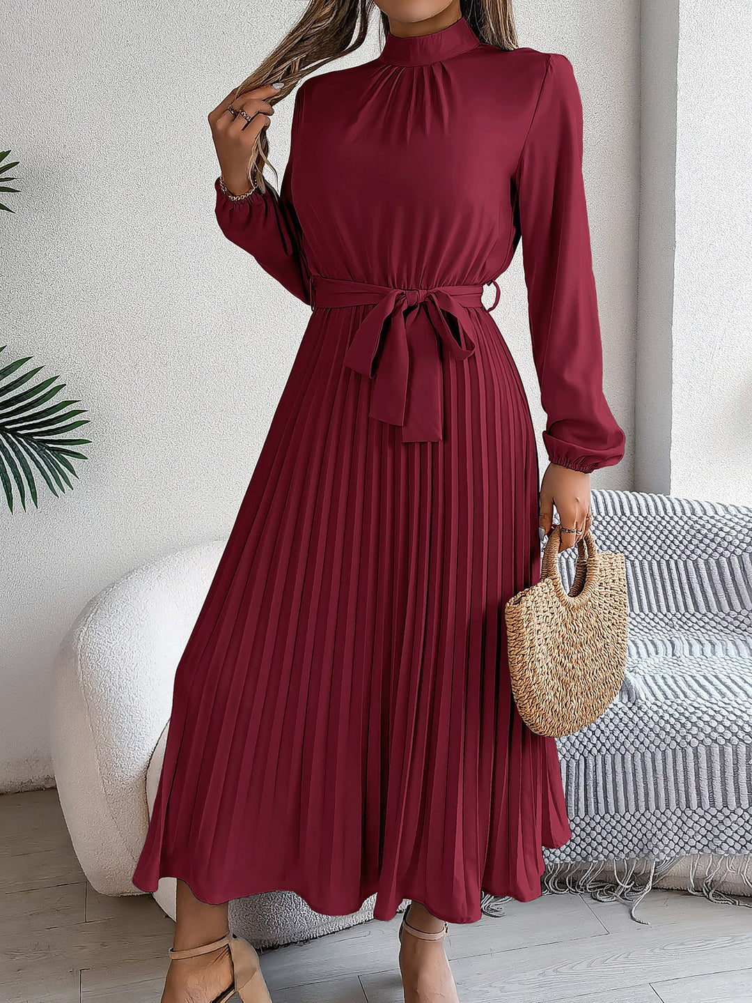Levoire | Robe Élégante Pour Femmes Avec Col Montant, Longues Manches Et Jupe Plissée