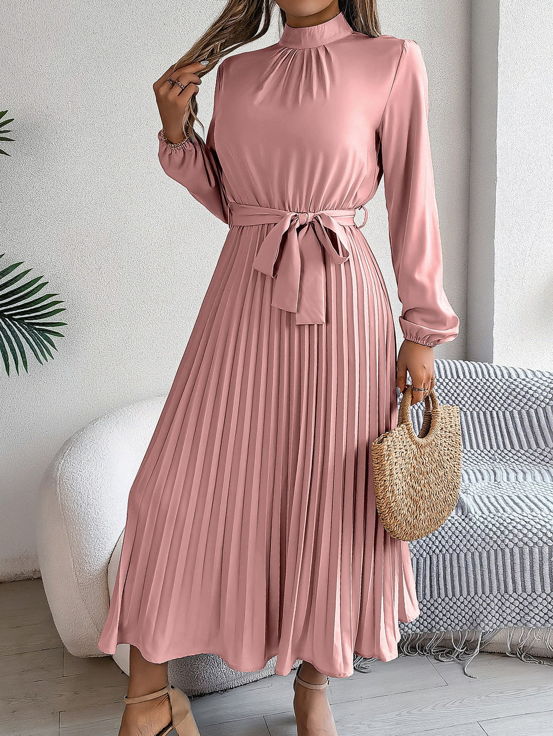 Levoire | Robe Élégante Pour Femmes Avec Col Montant, Longues Manches Et Jupe Plissée