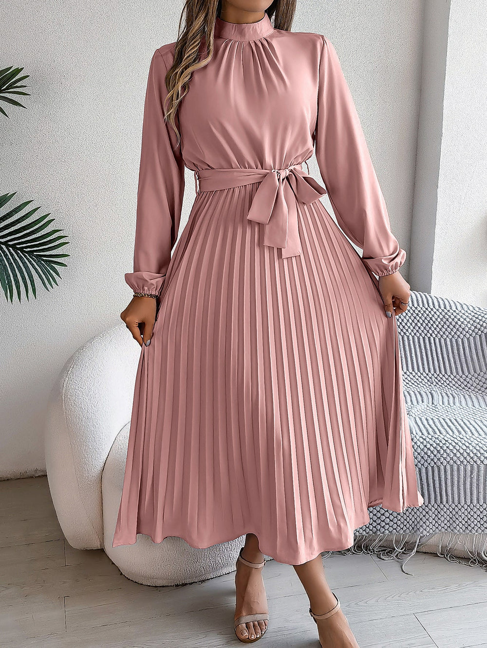 Levoire | Robe Élégante Pour Femmes Avec Col Montant, Longues Manches Et Jupe Plissée