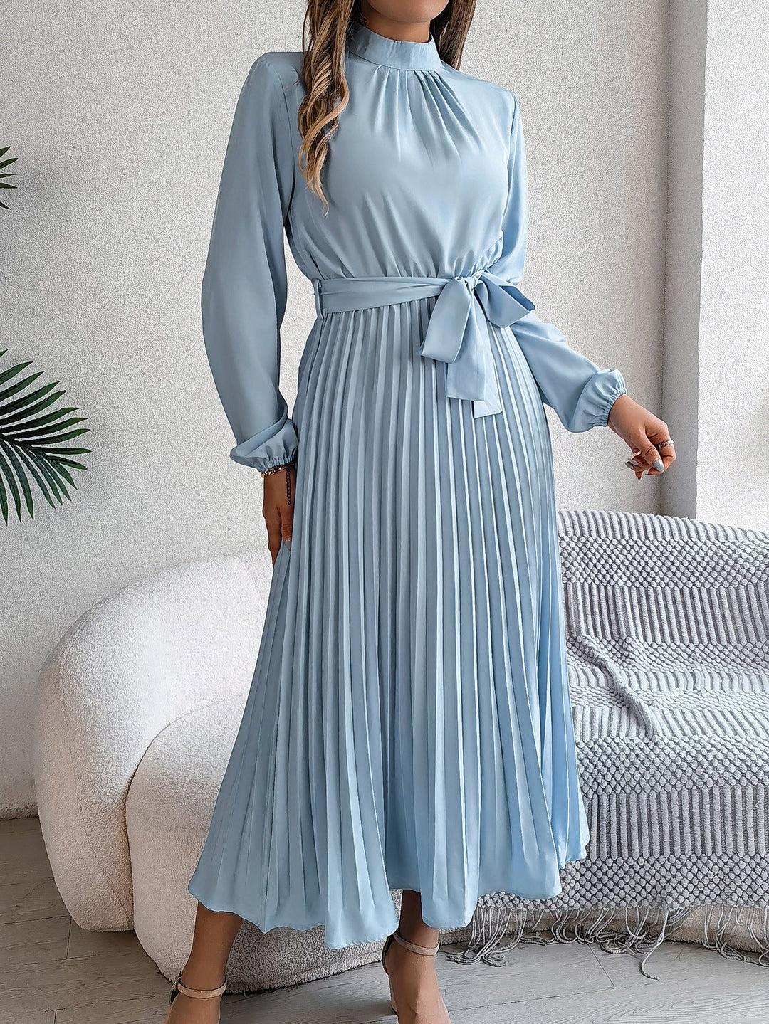 Levoire | Robe Élégante Pour Femmes Avec Col Montant, Longues Manches Et Jupe Plissée