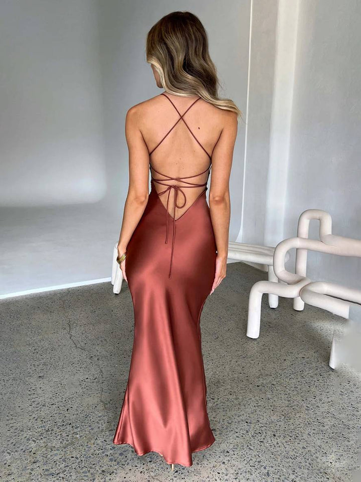 Levoire | Robe Longue En Satin Ajustée Décolleté En V Sirène Dos Nu Avec Fins Bretelles Sans Manches Élégante Invité Mariage Soirée