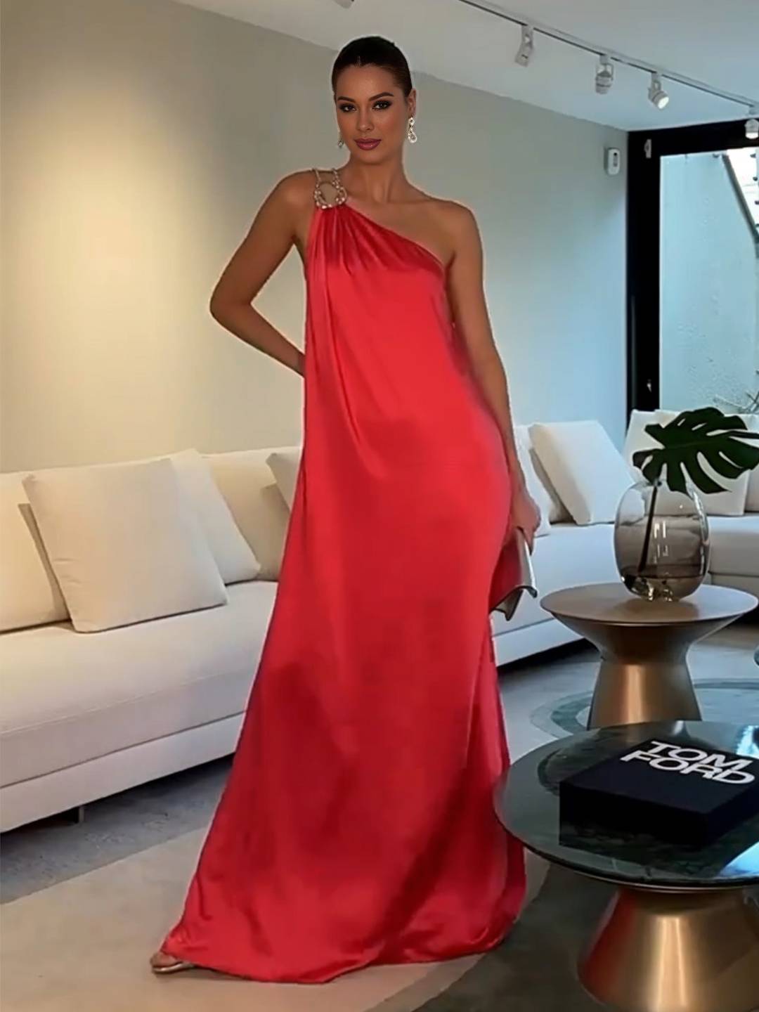 Levoire | Robe Longue Asymétrique En Satin Avec Détail Décoratif À L'Épaule Sans Manches Pour Femmes Soirée Plage Rot