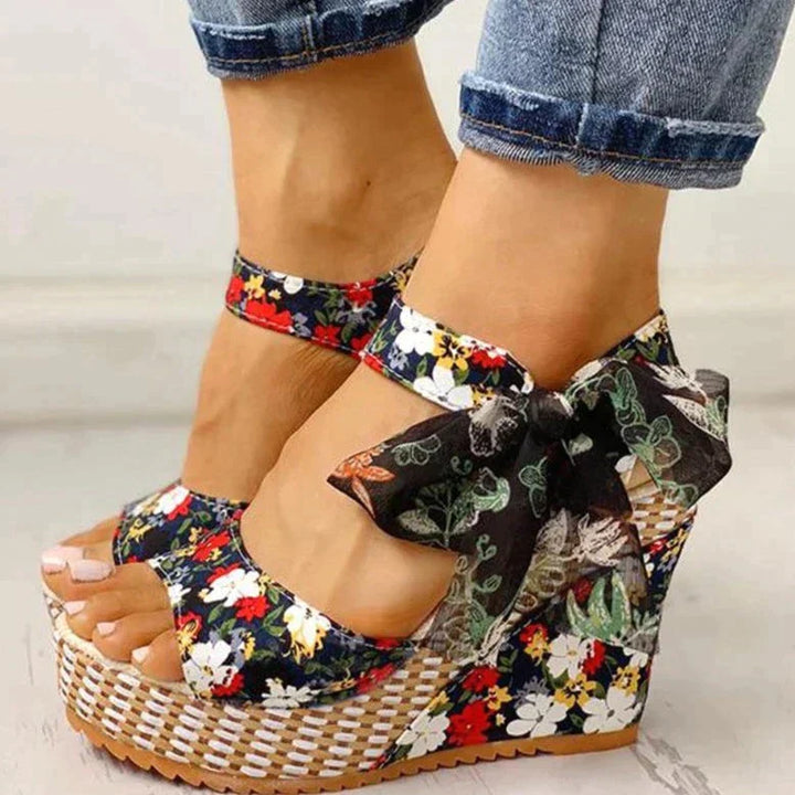 Levoire | Sandales Orthopédiques À Talons Compensés Avec Motif Floral Noir