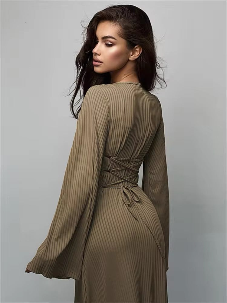 Levoire | Robe Maxi Noire Avec Des Manches Cloche