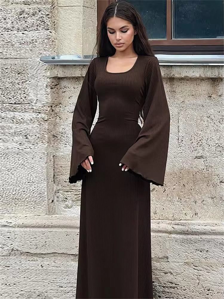 Levoire | Robe Maxi Noire Avec Des Manches Cloche