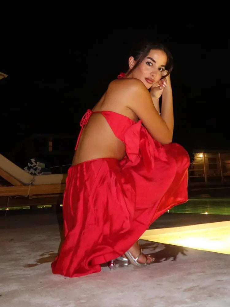 Levoire | Détail De Poitrine À Pompons Rouges Ouverture Dans Le Dos Robe Longue Ouverte