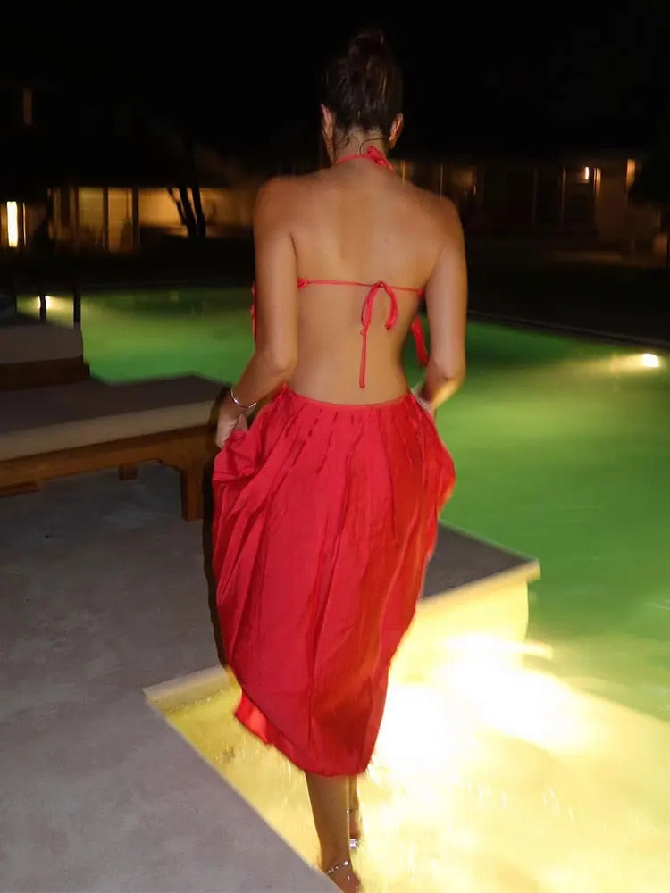 Levoire | Détail De Poitrine À Pompons Rouges Ouverture Dans Le Dos Robe Longue Ouverte