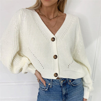 Levoire | Pull Long À Col En V Avec Tricot Lâche Et Bouton Blanc