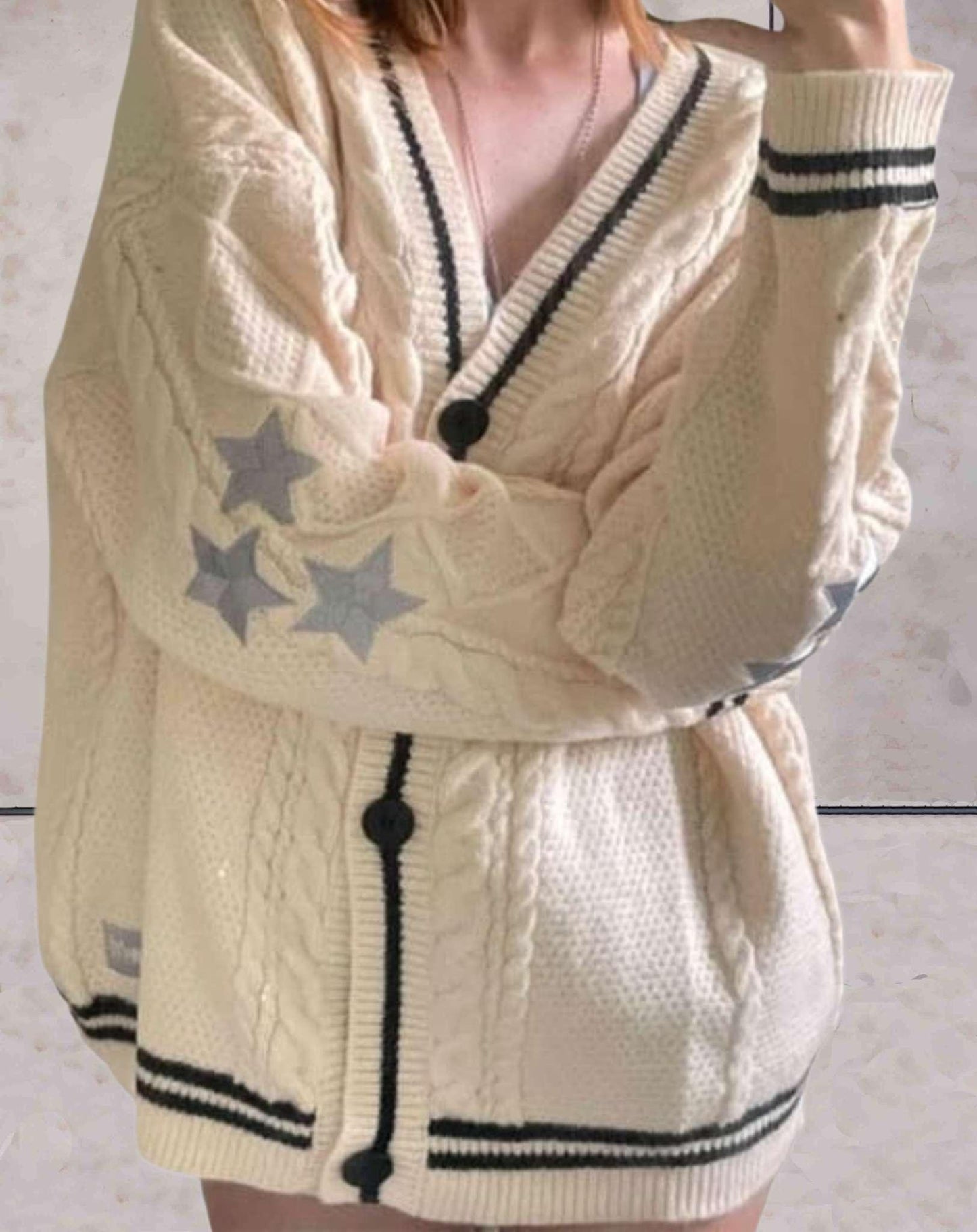 Levoire | Pull Tricoté Simple Avec Motif D'Étoiles Et Encolure En V Beige