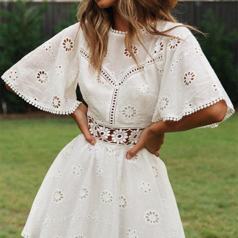 Levoire | robe courte en dentelle à manches courtes, décolleté rond et dos ouvert