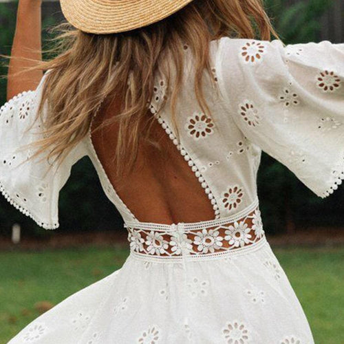 Levoire | robe courte en dentelle à manches courtes, décolleté rond et dos ouvert