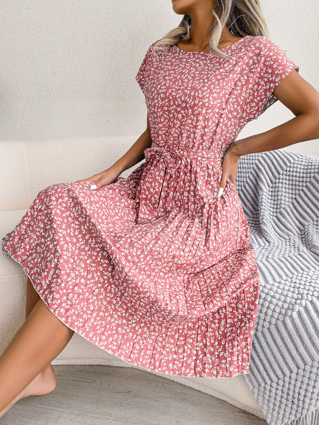 Levoire | Robe Élégante À Fleurs Avec Jupe Plissée Et Ceinture Rot