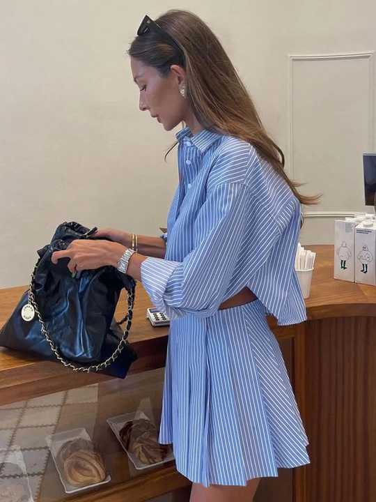 Levoire | Ensemble Élégant À Rayures Bleues Avec Top Court Et Jupe Plissée
