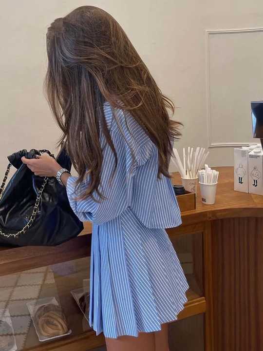 Levoire | Ensemble Élégant À Rayures Bleues Avec Top Court Et Jupe Plissée
