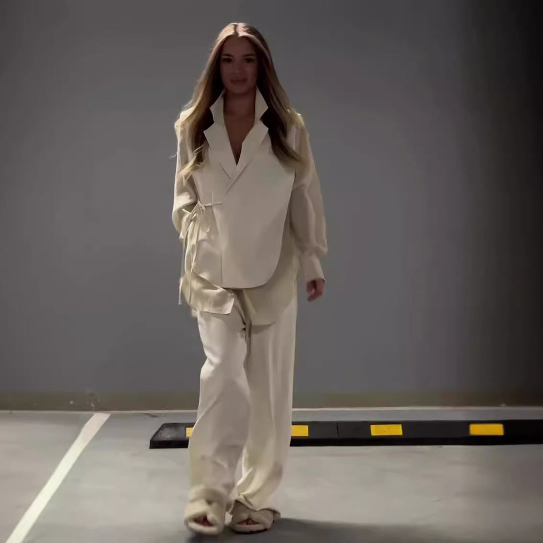 Ensemble de veste enveloppante élégante pour femmes avec une coupe tendance et des poches pratiques Levoire