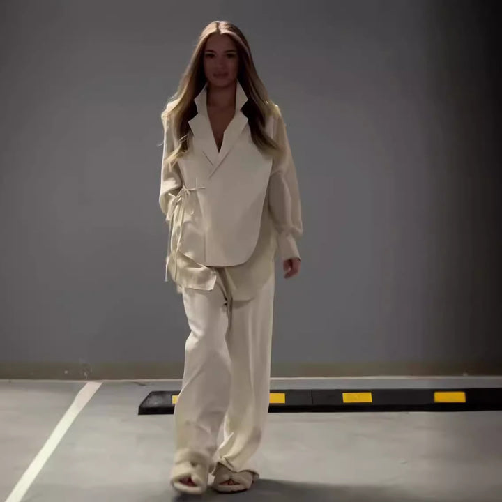 Ensemble de veste enveloppante élégante pour femmes avec une coupe tendance et des poches pratiques Levoire