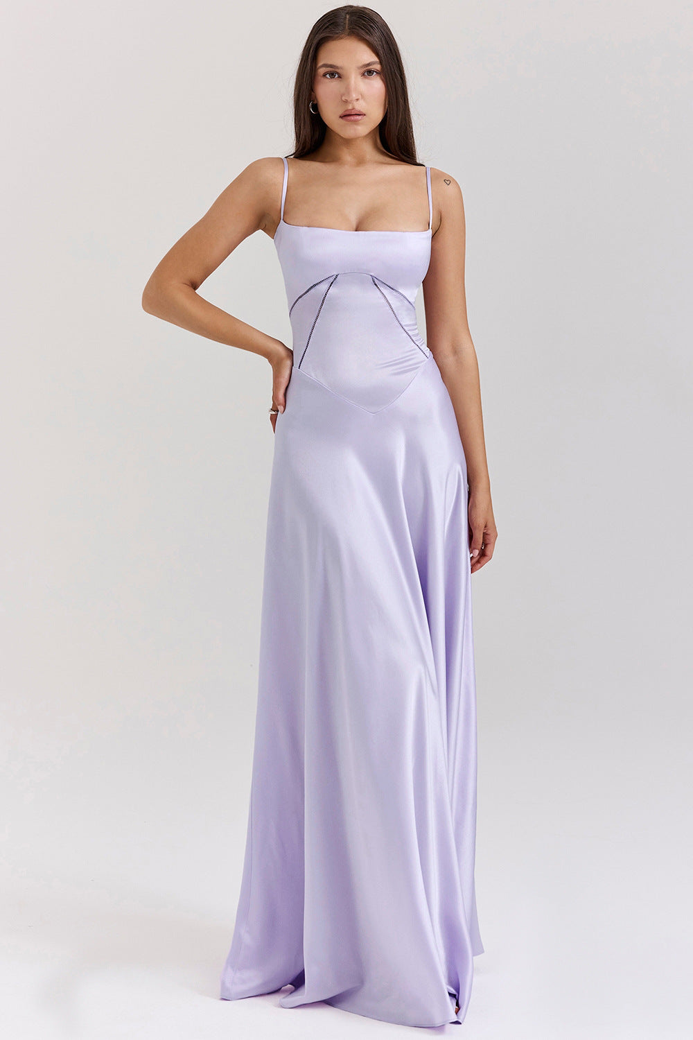 Robe maxi élégante en satin pour femme avec bretelles fines et coupe près du corps Levoire