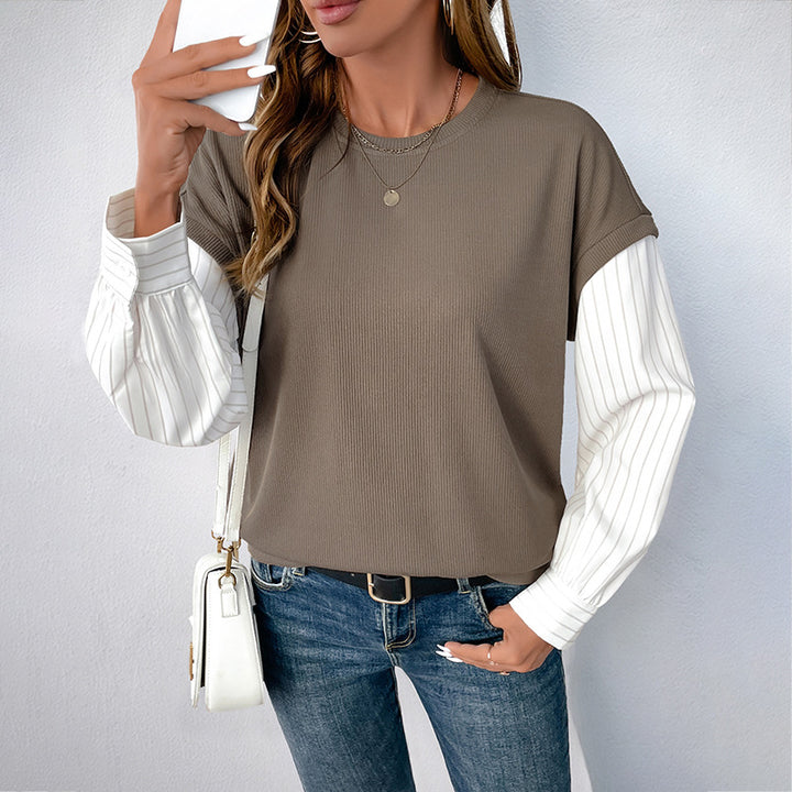 T-shirt féminin à la mode avec un look superposé créatif et des manches roulées élégantes Levoire