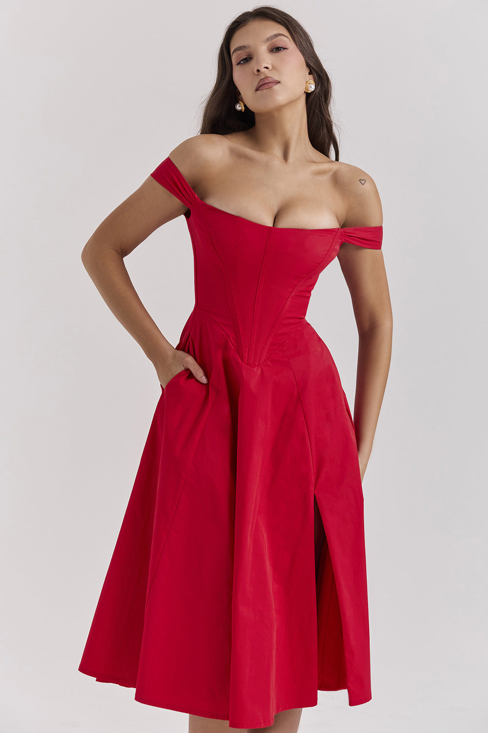 Robe d'été élégante pour femmes avec des accents floraux et de hautes fentes Levoire