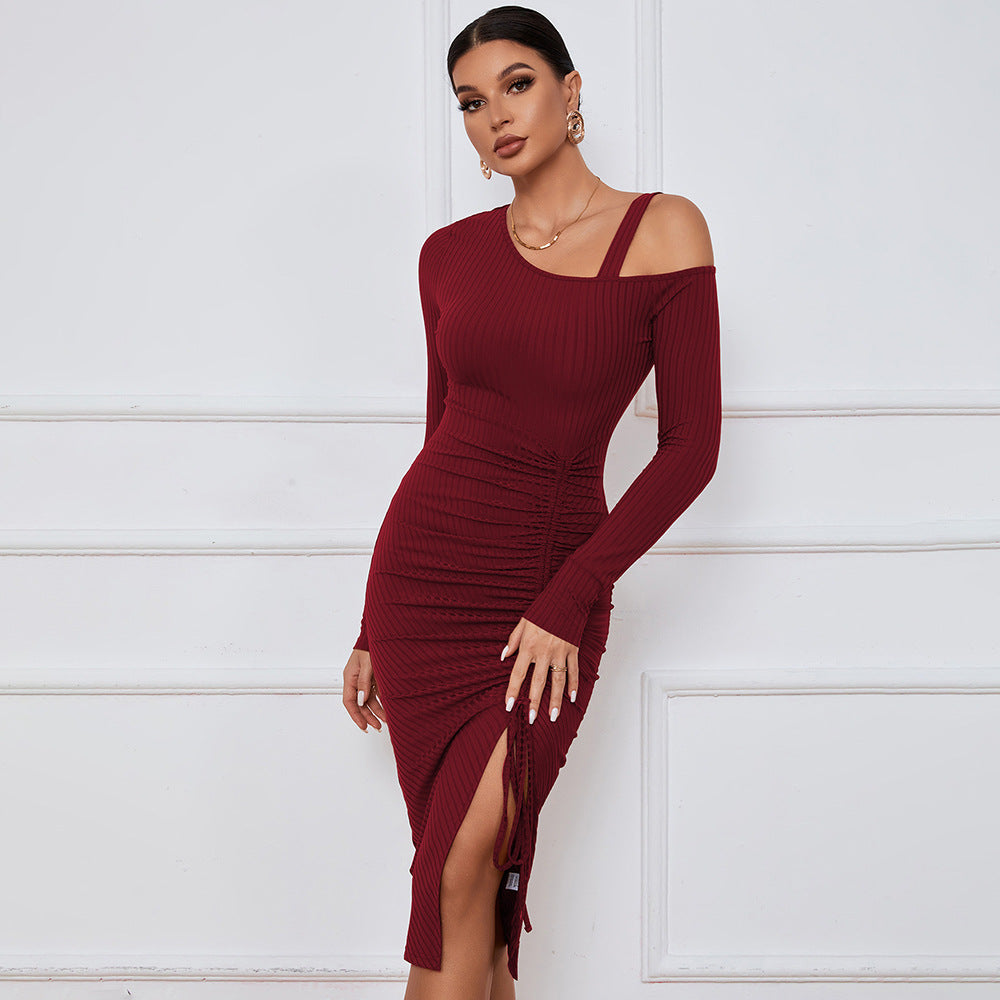 Robe côtelée ajustée pour femme avec décolleté asymétrique et fronces sophistiquées Levoire