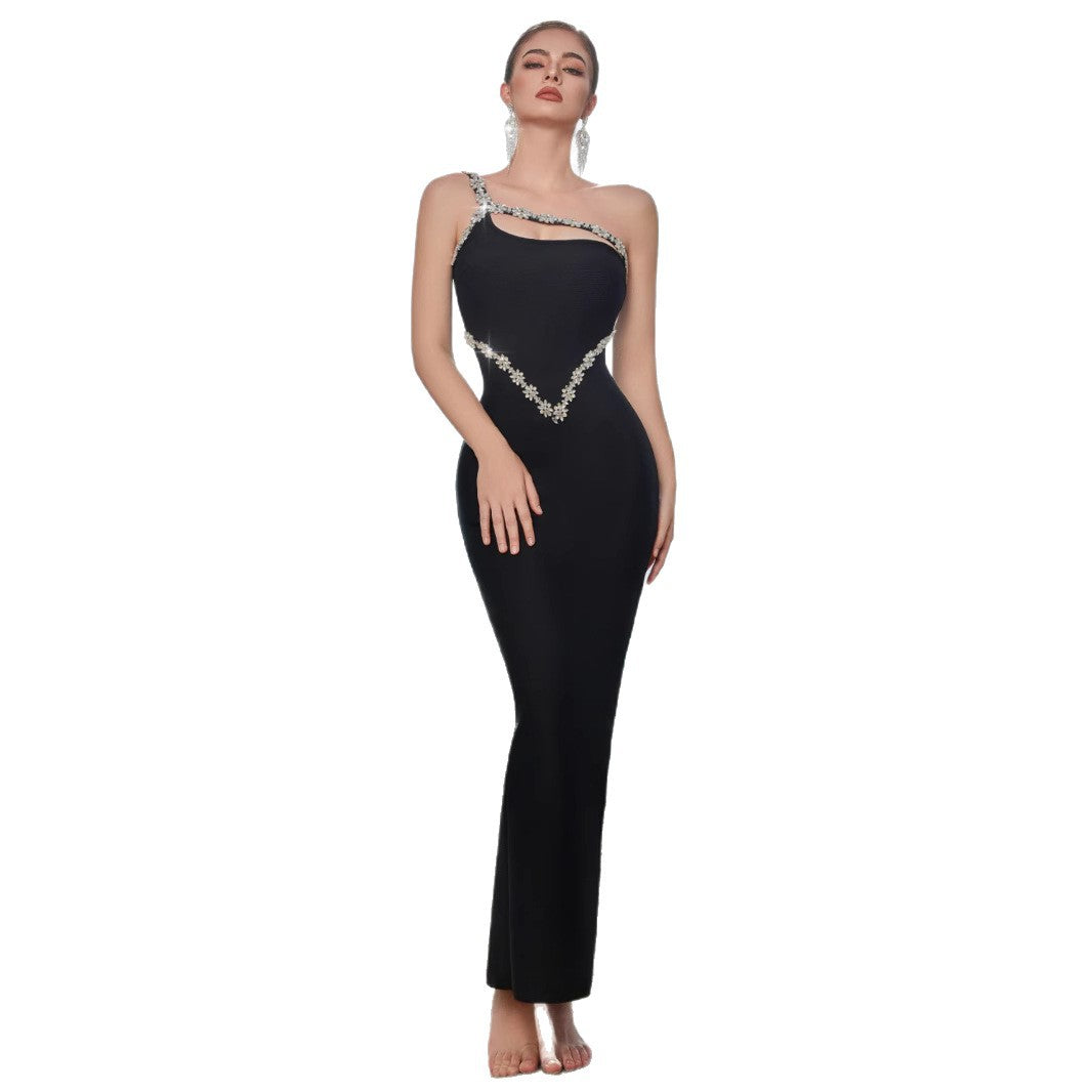 Robe de soirée élégante pour femme, moulante, avec un design asymétrique des straps et des embellissements en strass Levoire