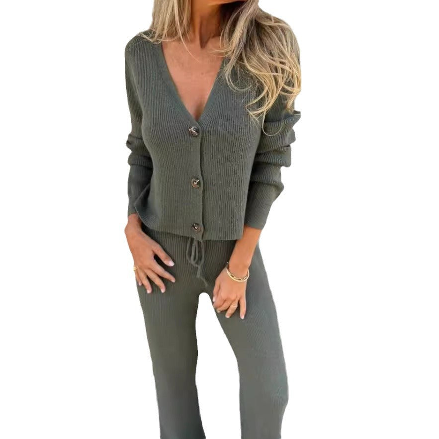 Costume tricoté pour femme avec décolleté en V profond et détails de boutons élégants Levoire