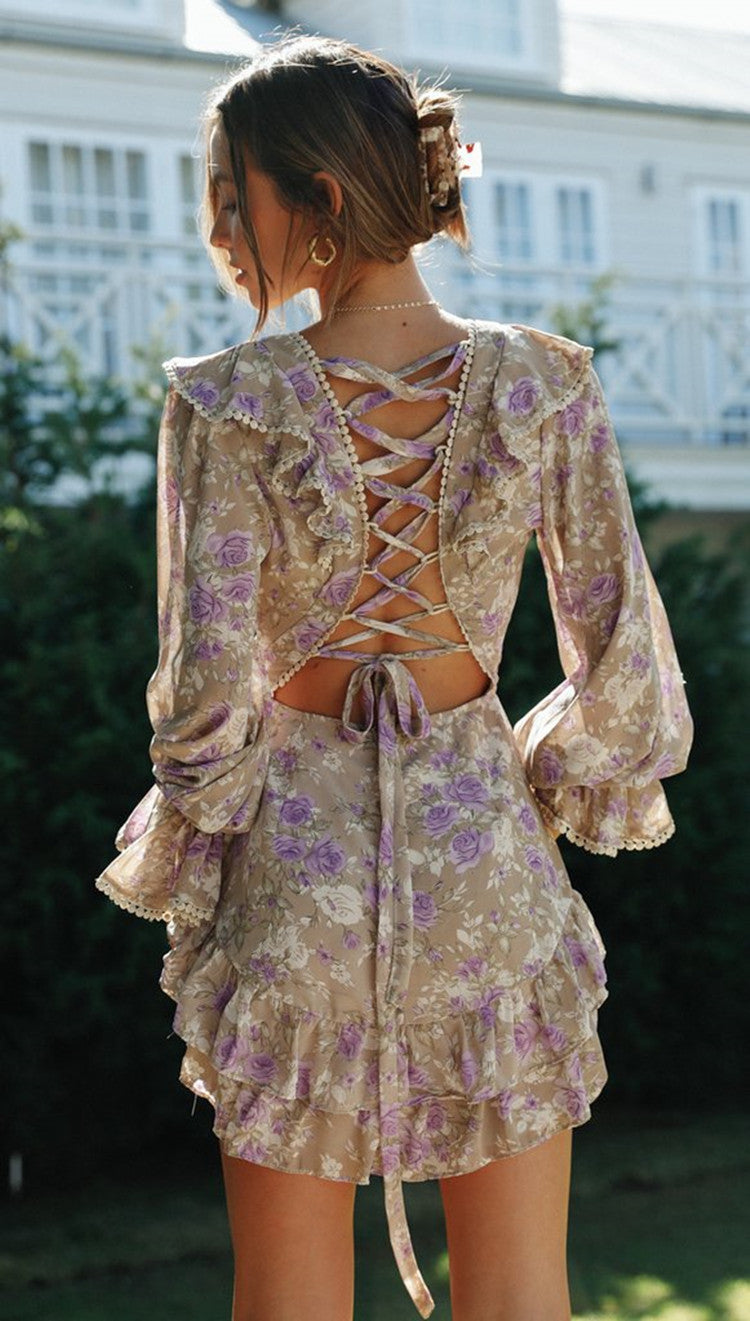 Robe courte romantique pour femmes avec des volants ludiques et une élégante encolure arrière Levoire