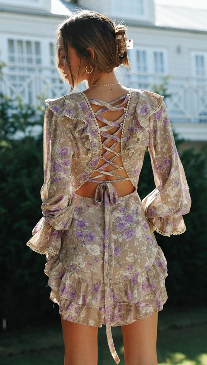 Robe courte romantique pour femmes avec des volants ludiques et une élégante encolure arrière Levoire