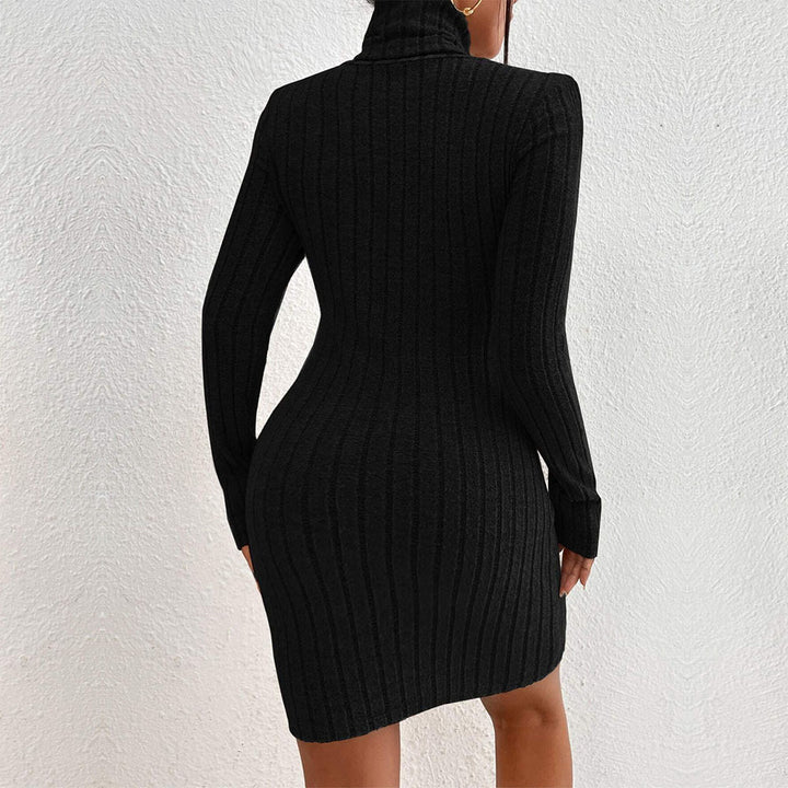 Robe mini pour femmes avec décolleté asymétrique et col montant élégant Levoire