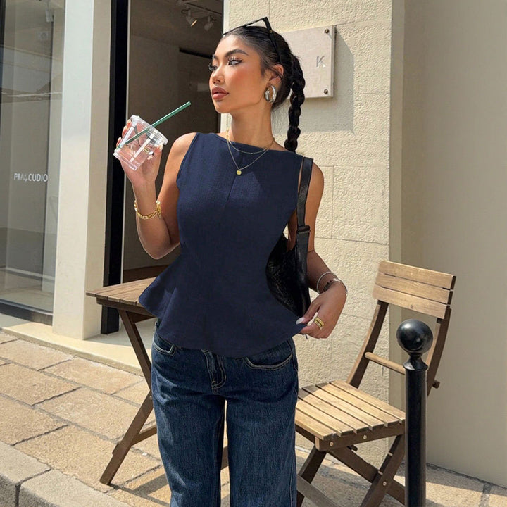 Top féminin raffiné avec ourlet peplum et design sans manches Levoire