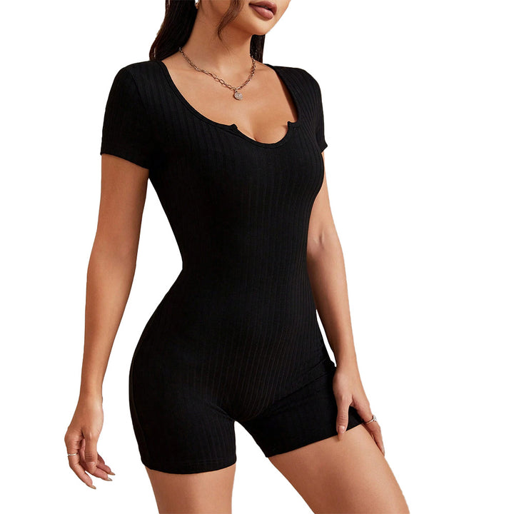 Short overall pour femmes avec un élégant col en V et une structure rib minimale Levoire