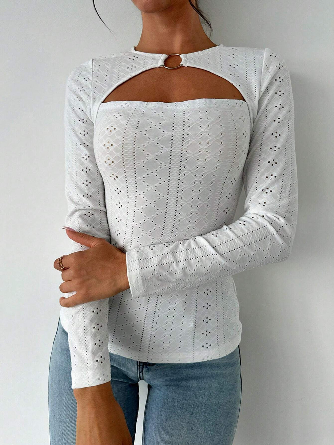 Chemise à manches longues pour femmes avec des détails découpés décoratifs et un tissu en coton confortable Levoire