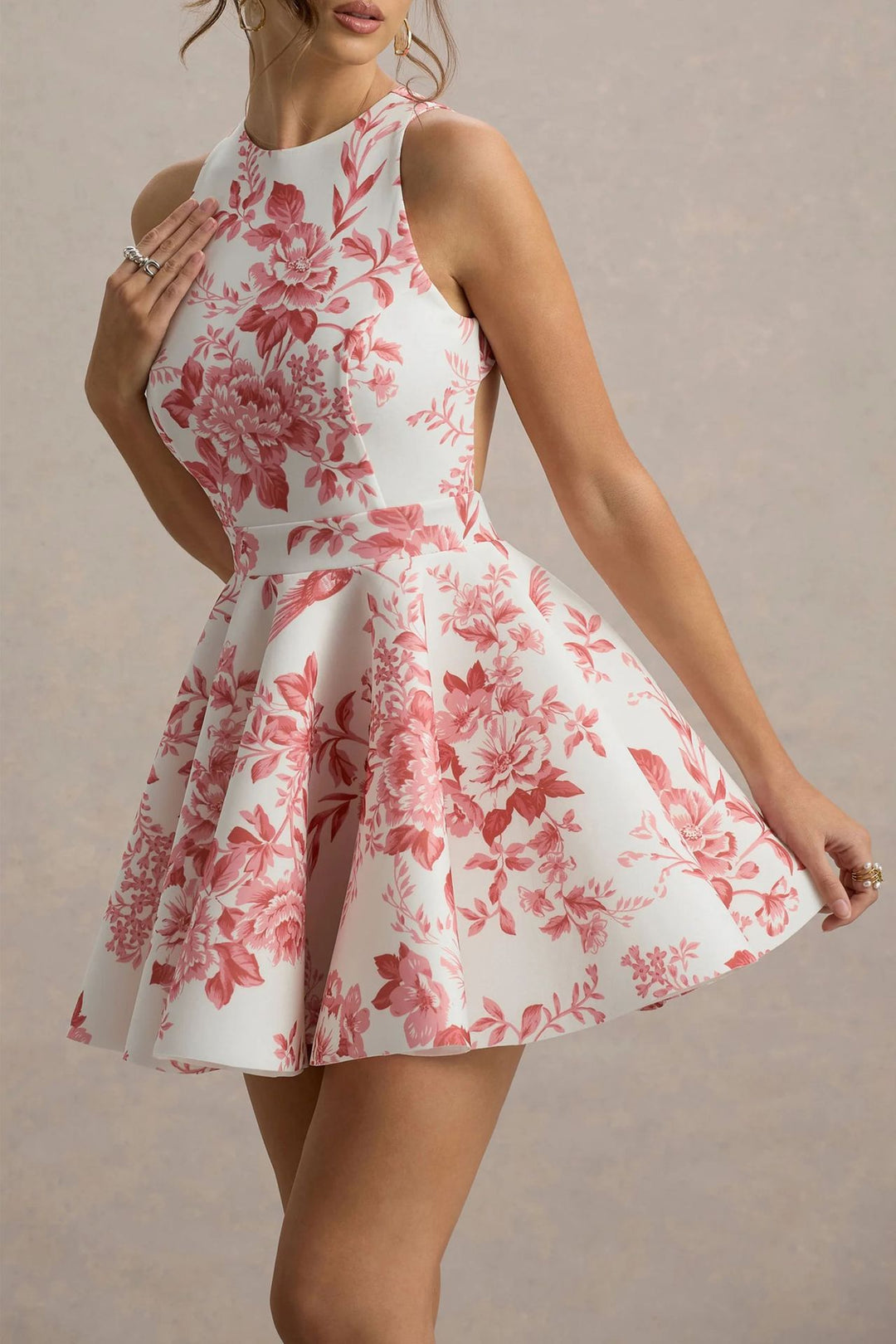 Robe mini de fête pour femmes avec jupe évasée et découpes sophistiquées Levoire