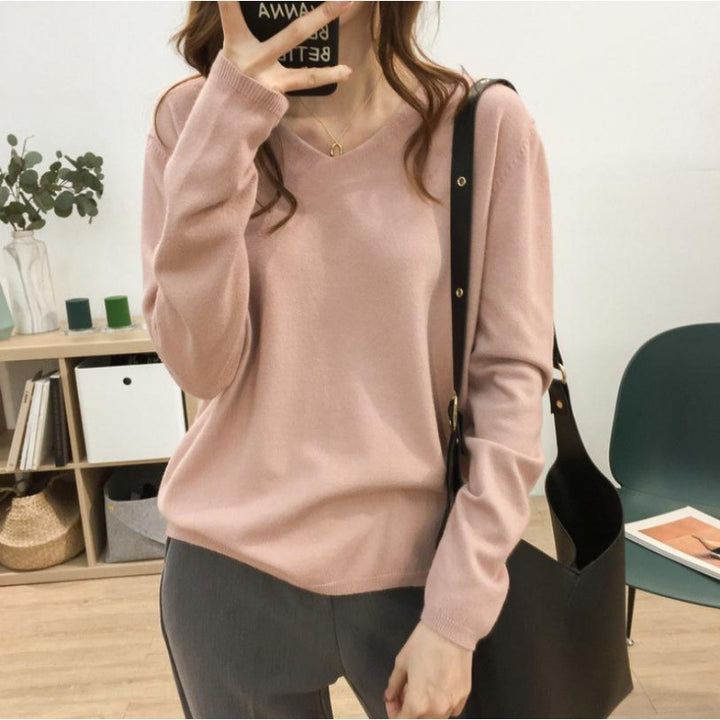 Pull féminin à col en V avec une coupe décontractée et des matériaux doux Levoire