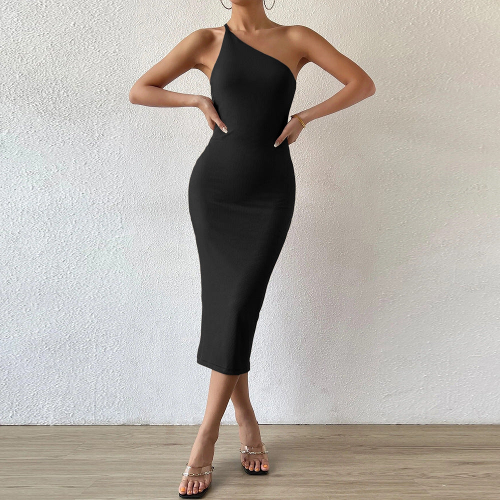 Robe midi féminine ajustée avec design asymétrique Levoire