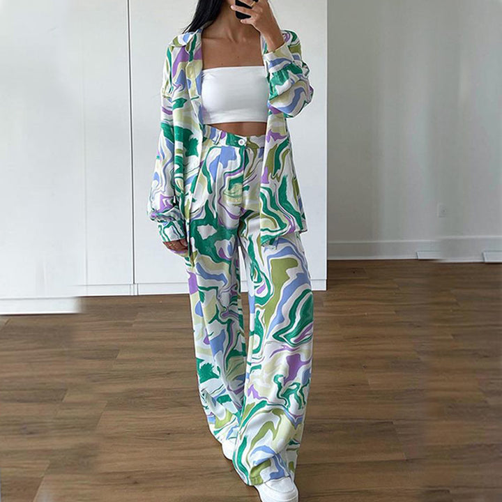 Ensemble femme avec pantalon large et blouse décontractée dans un motif moderne Levoire