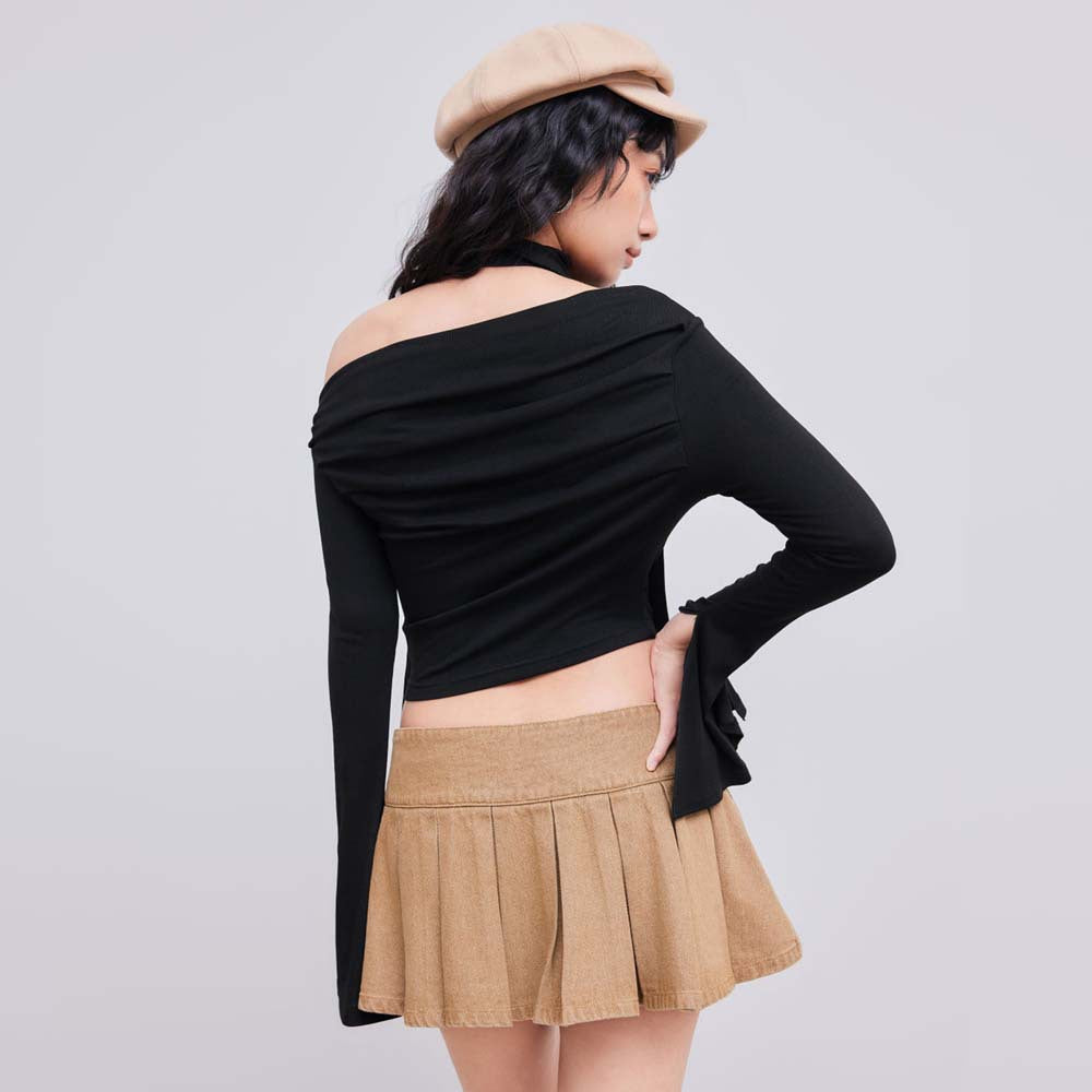 Top court pour femmes avec design de halter asymétrique et drapé élégant Levoire