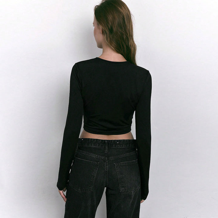Chemise à manches longues courte pour femmes avec une découpe tendance et des détails en anneau décoratifs Levoire