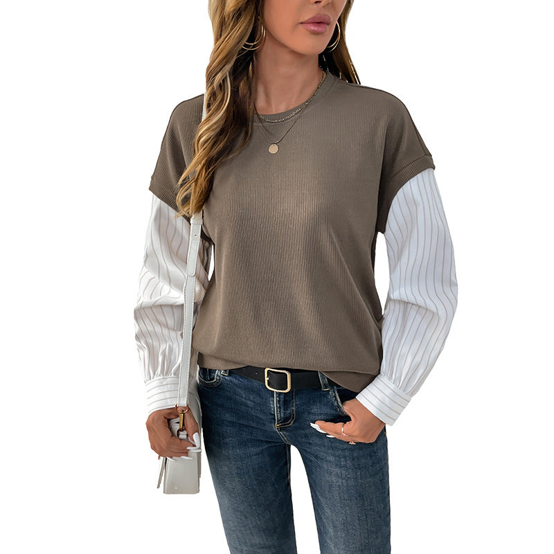 T-shirt féminin à la mode avec un look superposé créatif et des manches roulées élégantes Levoire