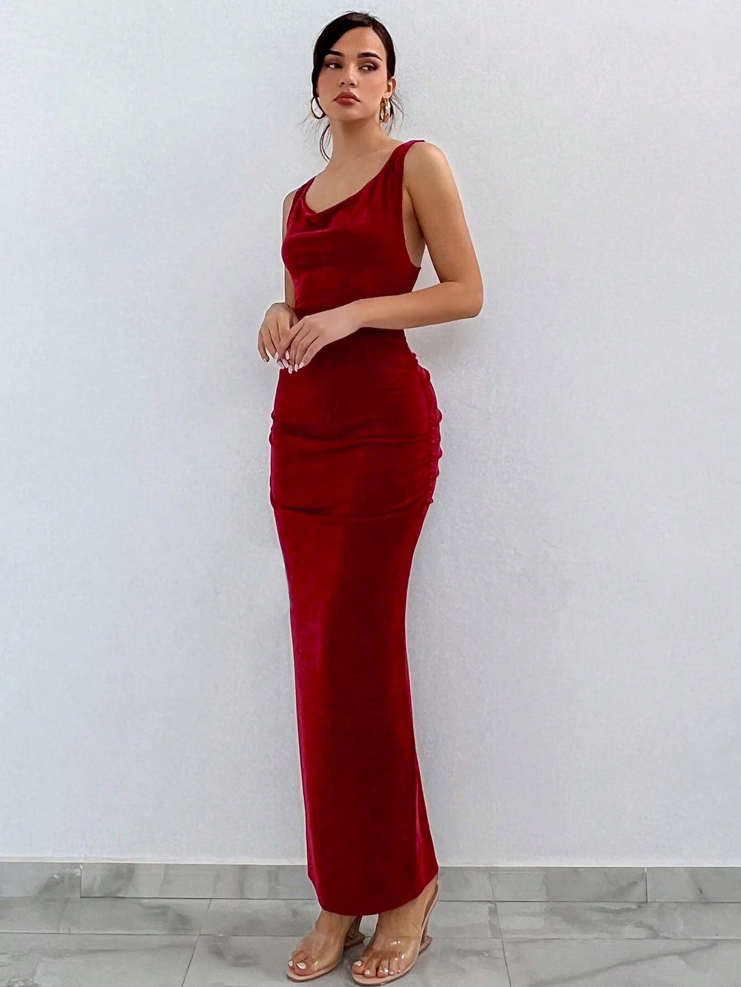 Robe maxi pour femmes avec un élégant décolleté en cascade et des détails froncés Levoire