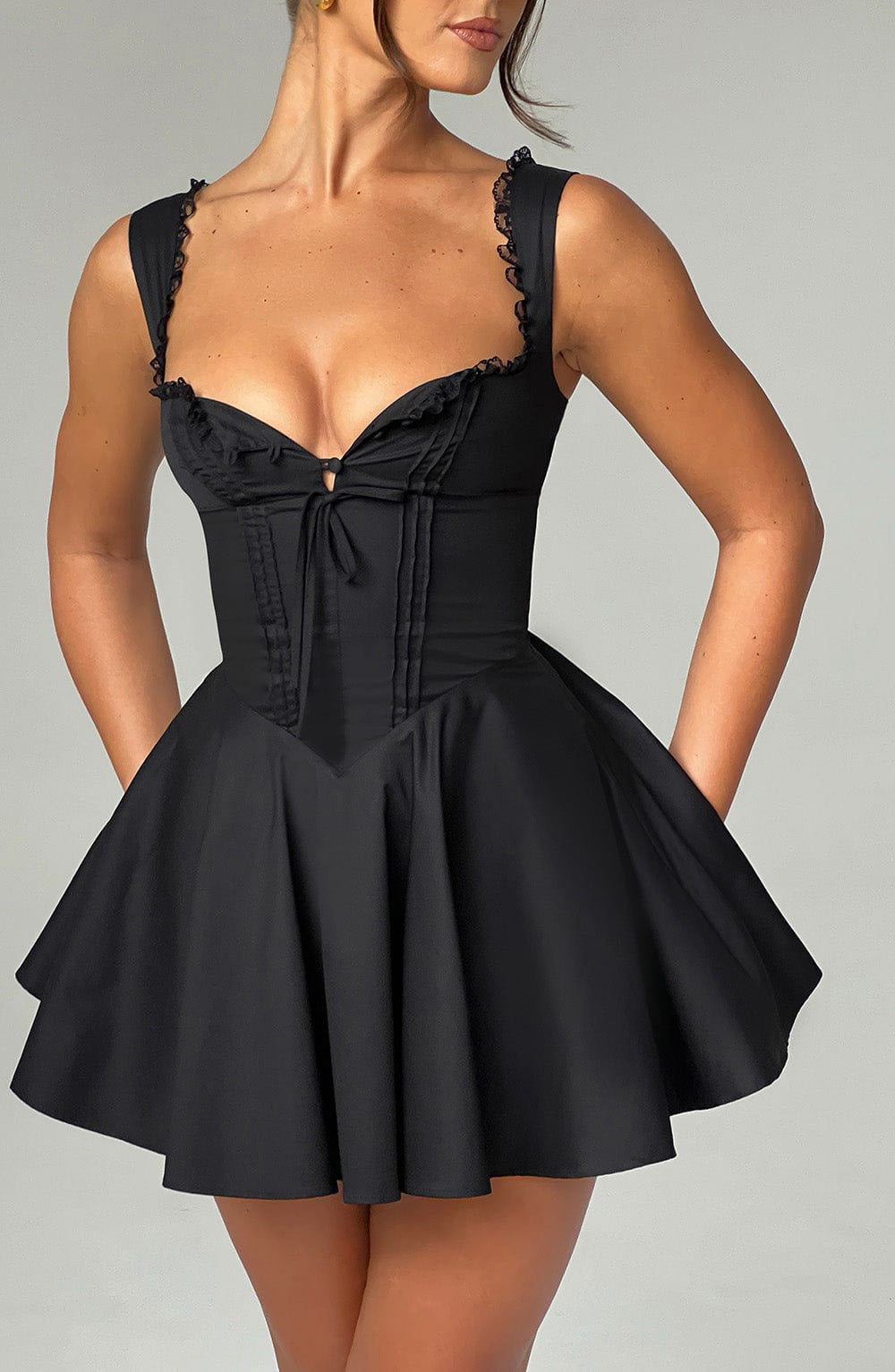 Robe mini élégante pour femmes avec haut ajusté et jupe ludique Levoire