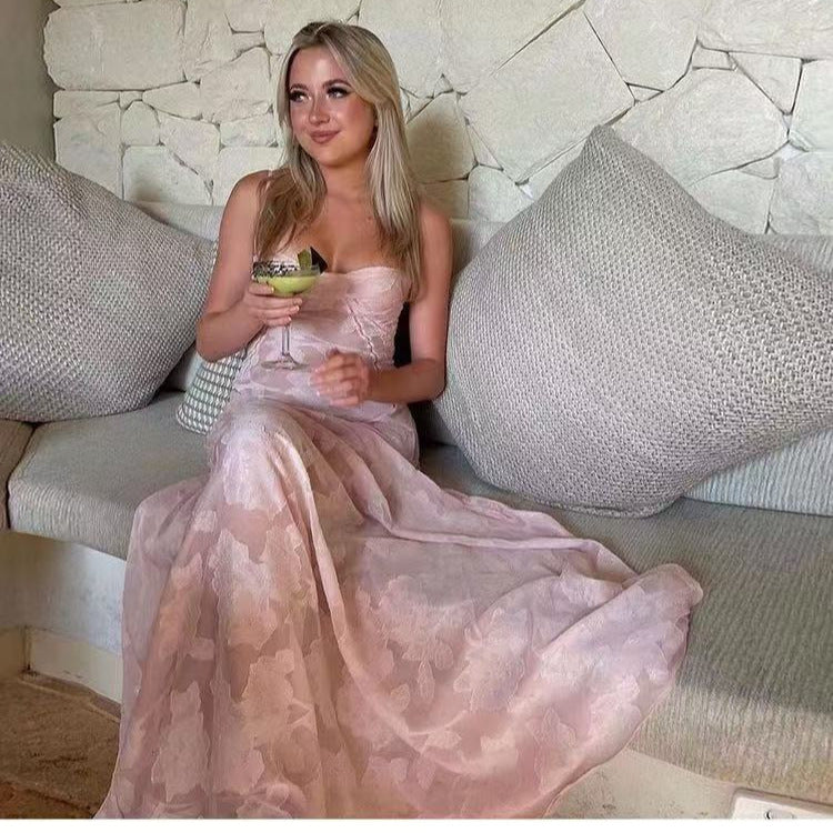 Robe longue en dentelle pour femmes avec un haut en matériau transparent et une coupe élégante Levoire