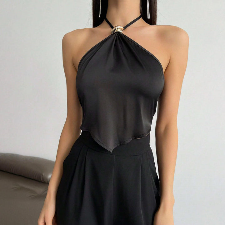 Haut halter élégant pour femmes avec tissu brillant et nœud décoratif Levoire