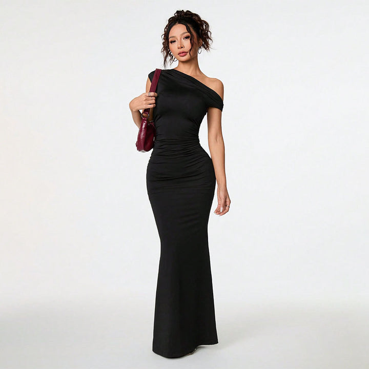 Robe enveloppante ajustée pour femmes avec design dénudé des épaules et détails de volants élégants Levoire