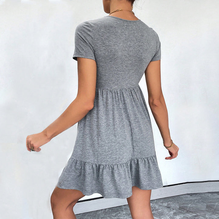 Robe décontractée pour femme à manches courtes avec détails en boutons et ourlet voluminieux à volants Levoire