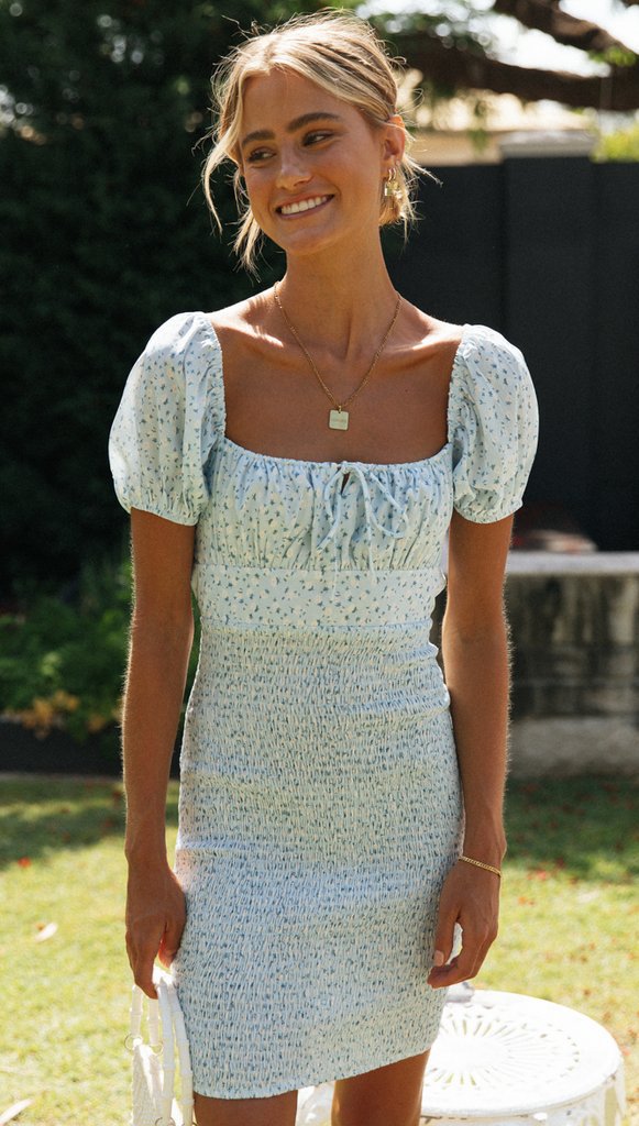 Robe mini ajustée pour femmes avec manches bouffantes et fronces flatteuses Levoire