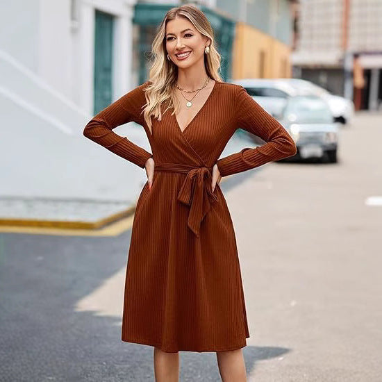 Robe portefeuille pour femme avec des rayures verticales élégantes et une ceinture ajustable Levoire