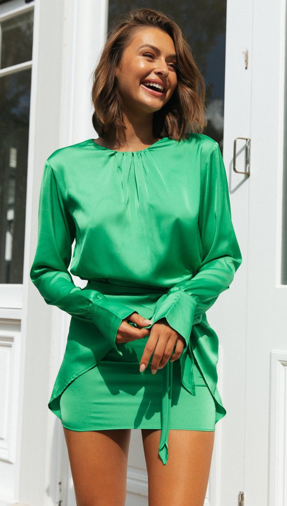 Robe mini femme avec nœud à la taille poli et design élégant à manches longues Levoire