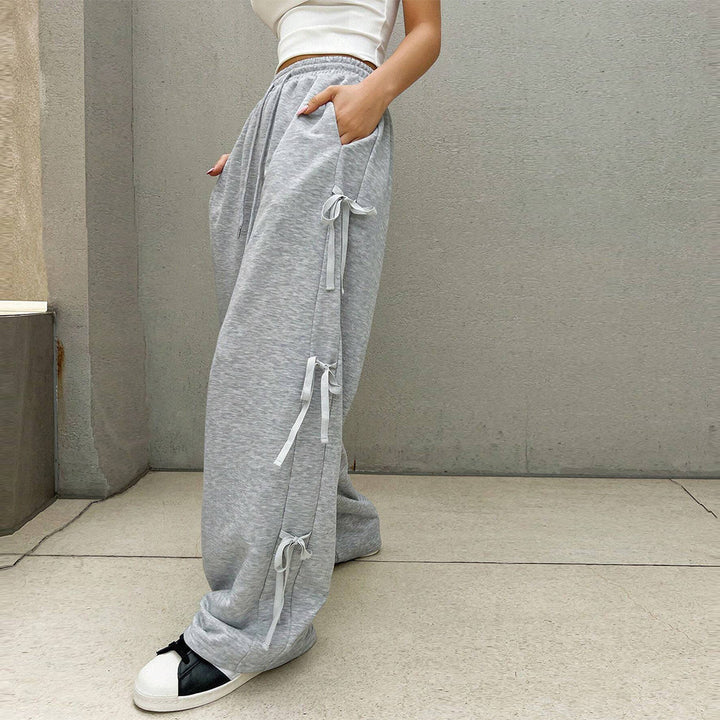 Pantalon de loisirs pour femmes avec des détails volant sur les côtés et une taille élastique Levoire