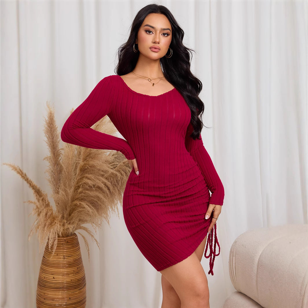 Robe mini moulante pour femmes avec draperie et élégant col bateau Levoire